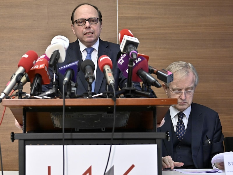 Szekeres (center) was Vienna's Medical Association President and Steinhart (right) his deputy until the 2022 Medical Association elections. Then Steinhart took the helm. As the leader of the second-strongest chamber faction, Szekeres now works in the background. (Bild: APA/HERBERT NEUBAUER)