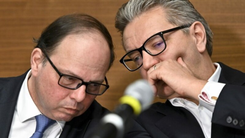 Ärztekammer-Präsident Thomas Szekeres und Wiens Gesundheitsstadtrat Peter Hacker sind in Omikron-Sorge. (Bild: APA/HERBERT NEUBAUER)