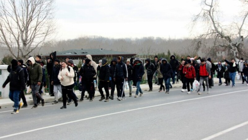 Migranten marschieren Richtung griechische Grenze. (Bild: AP)