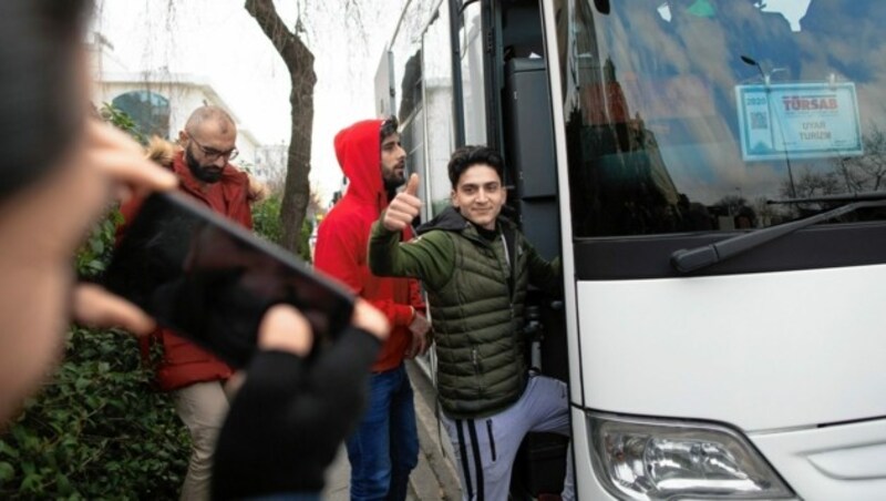 Diese Migranten steigen gerade in einen Bus, der sie zur Grenze bringen soll. (Bild: EPA)