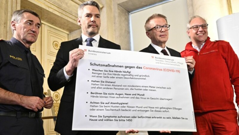 Der Generaldirektor für öffentliche Sicherheit, Franz Lang, Innenminister Karl Nehammer, Sozialminister Rudolf Anschober und Gerry Foitik, Bundesrettungskommandant Rotes Kreuz (Bild: APA/HANS PUNZ)