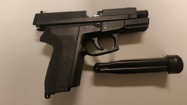 Der Jugendliche zeigte seinen Freunden eine Softair-Pistole (Symbolbild) und löste dadurch einen Polizeieinsatz aus. (Bild: LPD Wien)