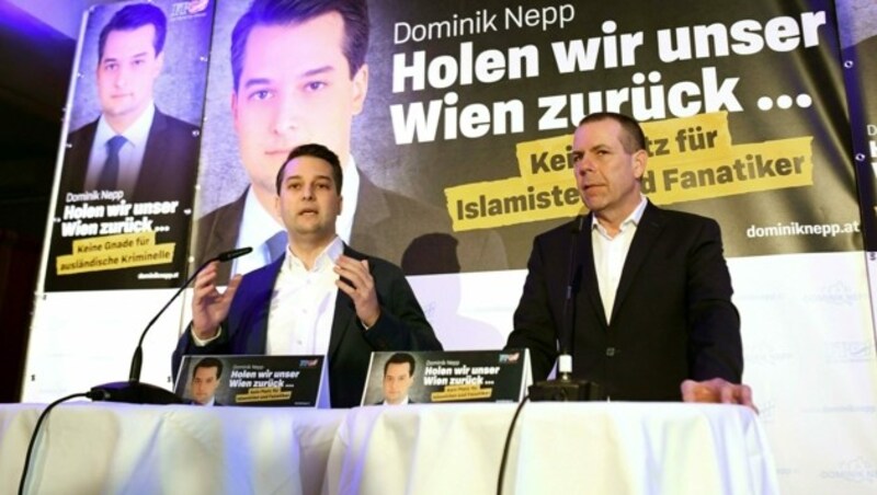 Nepp und Wahlkampfleiter Vilimsky vor ihrem Auftragsplakat: Sie sollen "unser Wien" zurückholen. (Bild: APA/HELMUT FOHRINGER)