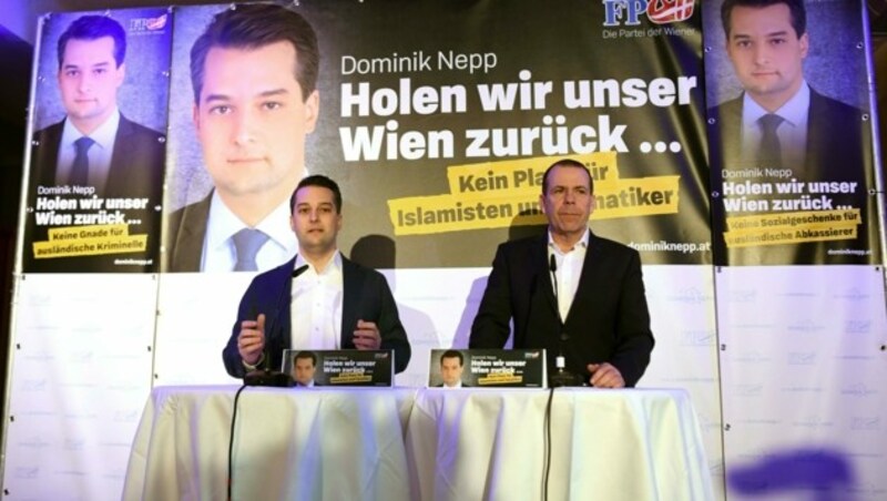 Der Wiener FPÖ-Chef Dominik Nepp und Wahlkampfleiter Harald Vilimsky präsentierten die Plakatkampagne. (Bild: APA/HELMUT FOHRINGER)