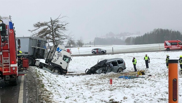 Die 26-Jährige starb nach dem Zusammenstoß mit dem Sattelschlepper. Das Auto der jungen Frau wurde in eine Wiese geschleudert. (Bild: BFKDO Schärding)