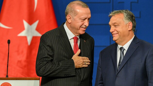 Erdogan hat in einem Telefonat mit Orban gesagt, er könne einen Teil der Migranten, die sich in der Türkei aufhalten, nicht mehr zurückhalten. (Bild: AFP)