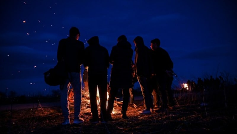 Migranten in der Türkei unmittelbar neben der griechischen Grenze bei Pazarkule, die darauf warten, nach Europa weiterziehen zu dürfen. (Bild: AFP)