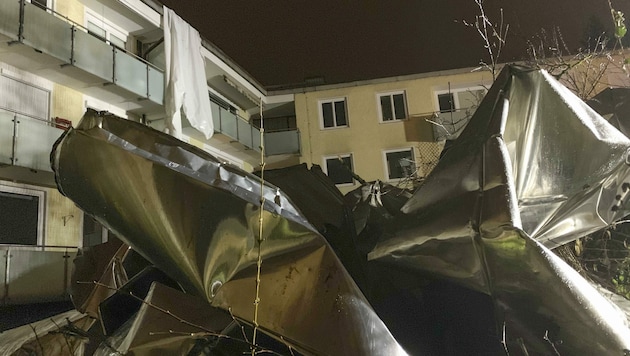 Sturm „Yulia“ beschädigte das Dach bereits am Montag (Bild: Tschepp Markus)