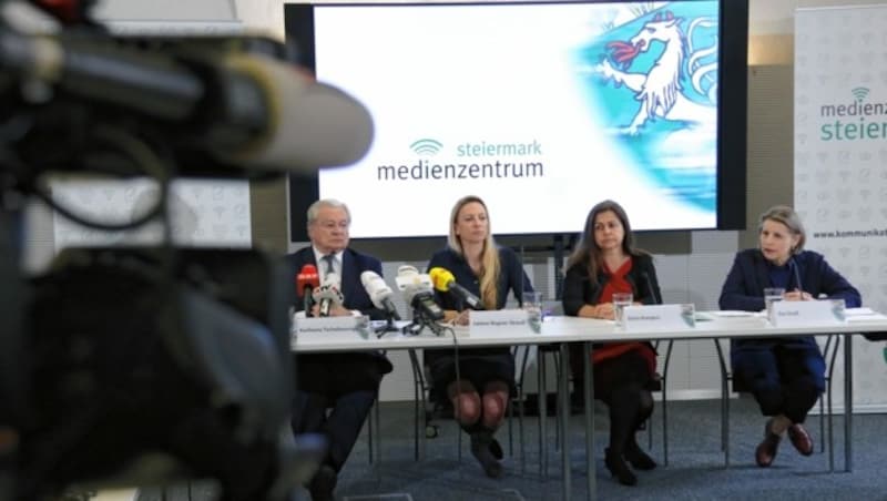 Großes Medieninteresse herrschte bei der Pressekonferenz in Graz mit Karlheinz Tscheliessnigg (Kages), Gesundheitslandesrätin Juliane Bogner-Strauß (ÖVP), Soziallandesrätin Doris Kampus (SPÖ) und Landessanitätsdirektorin Ilse Groß. (Bild: Christian Jauschowetz)