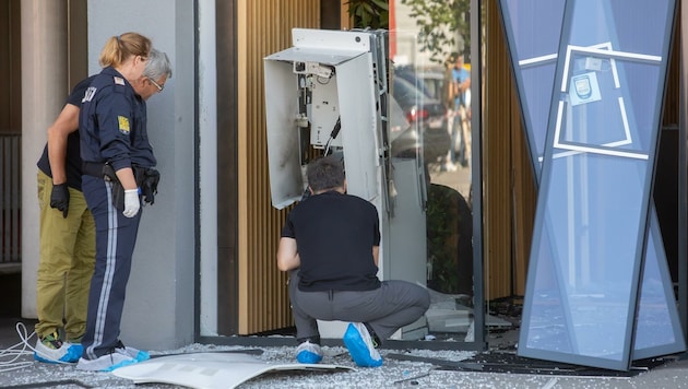 Ermittler der Polizei nahmen in Osttirol den gesprengten Bankomaten unter die Lupe. (Bild: Brunner Images)