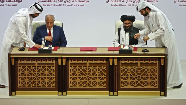 Der US-Sondergesandte für Aussöhnung in Afghanistan, Zalmay Khalilzad (li.), und der Leiter des politischen Büros der Taliban in Doha, Mullah Abdul Ghani Baradar (re.) (Bild: AFP)