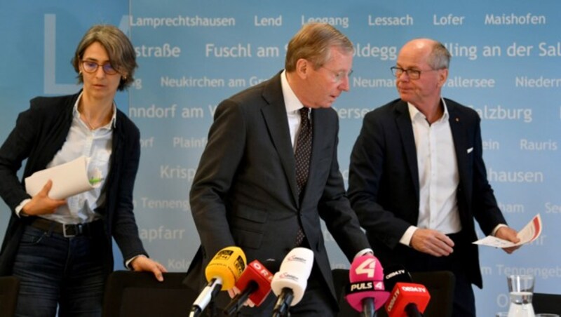 (v.l.) Landessanitätsdirektorin Petra Juhasz, Landeshauptmann Wilfried Haslauer und Landeshauptmann-Stellvertreter Christian Stöckl (Bild: APA/BARBARA GINDL)