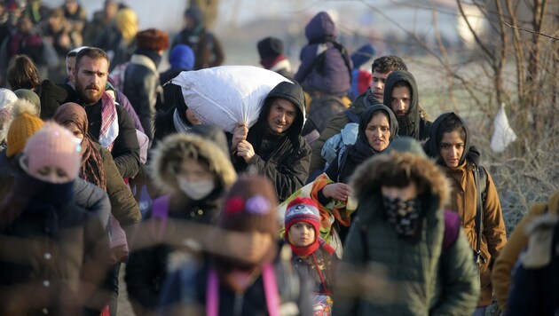 Migranten auf dem Weg zum Grenzübergang Pazarkule in der westtürkischen Provinz Edirne (Bild: The Associated Press)