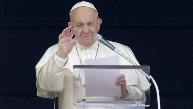Am Sonntag zeigte sich Papst Franziskus beim Angelus-Gebet in guter Verfassung. (Bild: AP)