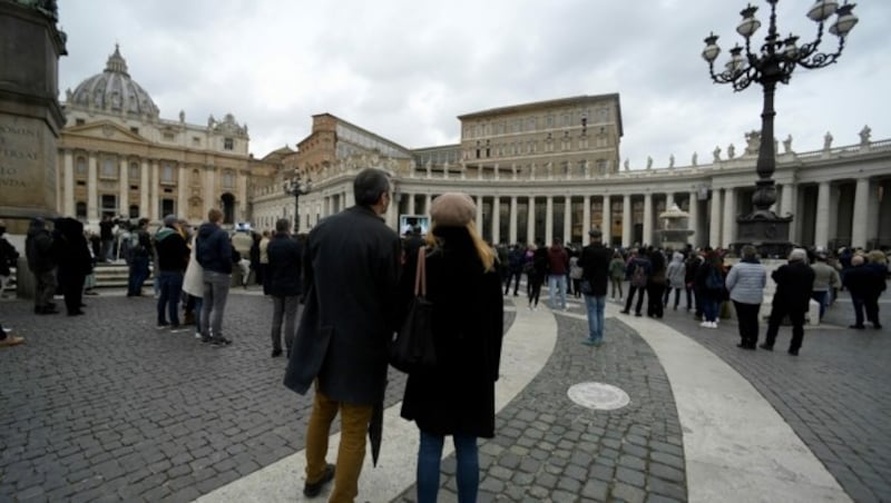 Am Sonntag fanden sich deutlich weniger Menschen zum Angelus-Gebet am Petersplatz in Rom ein. (Bild: AFP)