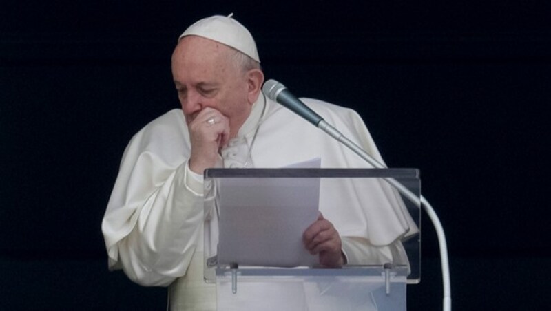 Einmal wurde Papst Franziskus während des Angelus-Gebets von Husten unterbrochen. (Bild: AP)