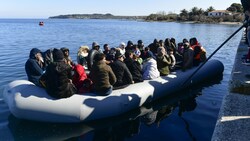 Bewohner von Lesbos wollten die Migranten davon abhalten, mit dem Schlauchboot zu landen. (Bild: AP)