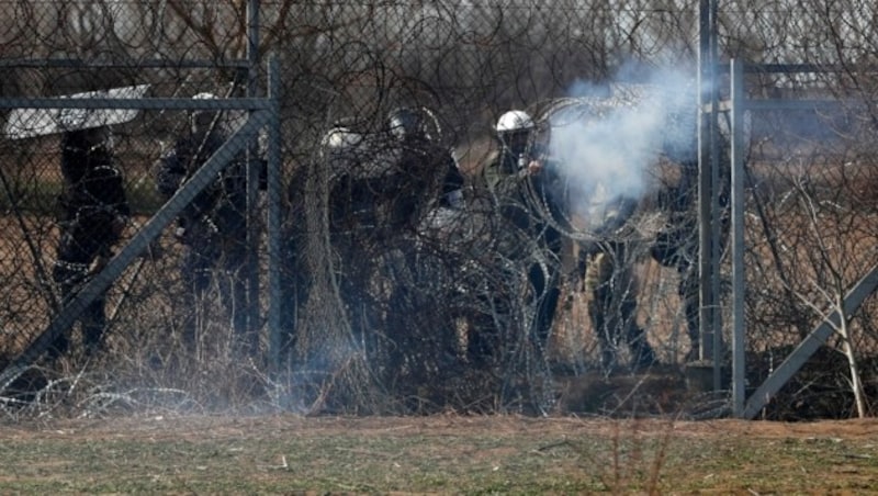 Griechenlands Polizei im Einsatz an der Grenze (Bild: AP)