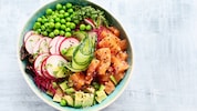 Wer will, kann auch noch eingelegten Ingwer und etwas Sriracha-Mayo dazugeben, das sorgt für die ...