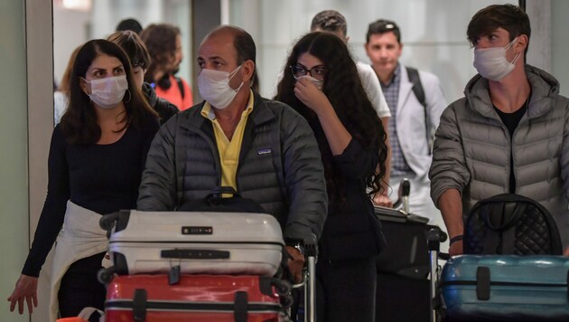 Laut Airlines erscheinen bis zur Hälfte der Reisenden derzeit nicht zu ihren Flügen und lassen ihre Tickets wegen der Corona-Epidemie verfallen. (Bild: AFP)