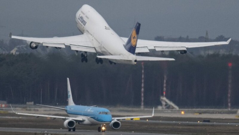 Die Luftverkehrsbranche bekommt bereits die Auswirkungen des Corona-Virus zu spüren. Experten erwarten massive Einbußen der Fluggesellschaften. (Bild: APA/dpa/Boris Roessler)