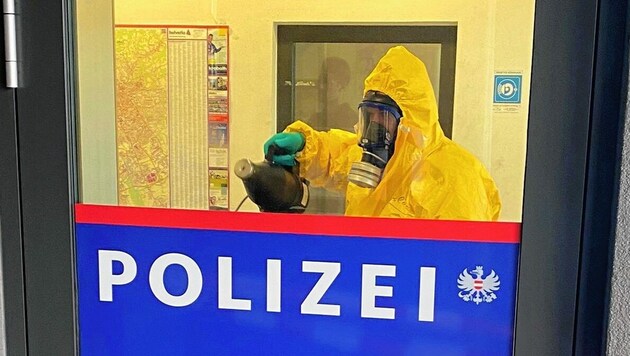 Corona-Alarm herrschte am Montag bei der Polizei in Graz-Jakomini. (Bild: ServusTV)