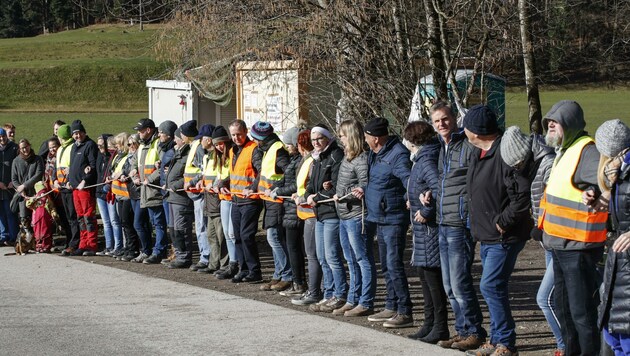 Rund 50 Personen bildeten eine Menschenkette und blockierten den Weg. (Bild: Tschepp Markus)