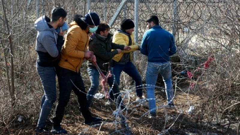 Immer wieder versuchen die Flüchtlinge auch Zäune durchzuschneiden, um sich so ihren Weg nach Griechenland und in die EU bahnen zu können. (Bild: AP)