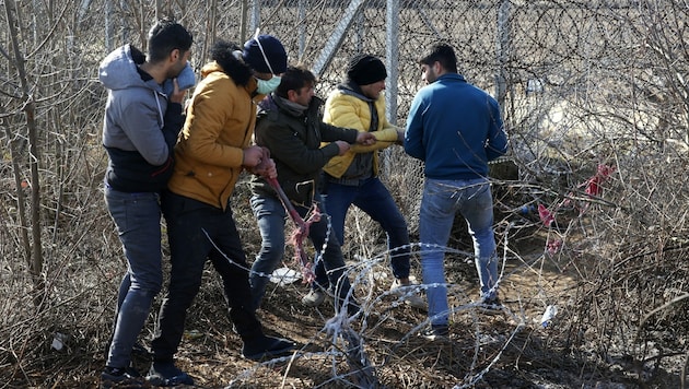 Immer wieder versuchen die Flüchtlinge auch Zäune durchzuschneiden, um sich so ihren Weg nach Griechenland und in die EU bahnen zu können. (Bild: AP)