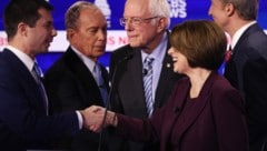 Sie haben das Handtuch geworfen: Pete Buttigieg (l.) und Amy Klobuchar beim Shakehands. Dahinter der große Favorit auf die demokratische Nominierung, Bernie Sanders (3. v. r.) und Michael Bloomberg (2. v. l.). Rechts in der Ecke der Milliardär Tom Steyer, der ebenfalls nicht mehr im Rennen ist. (Bild: AFP)