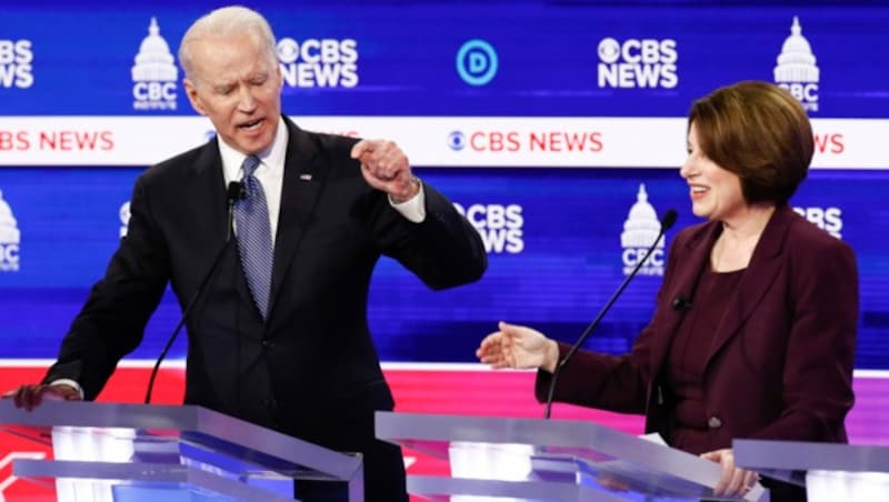 Joe Biden bei einer demokratischen Präsidentschaftsdebatte mit seiner damaligen Kontrahentin und nunmehrigen Unterstützerin Amy Klobuchar. (Bild: AP)