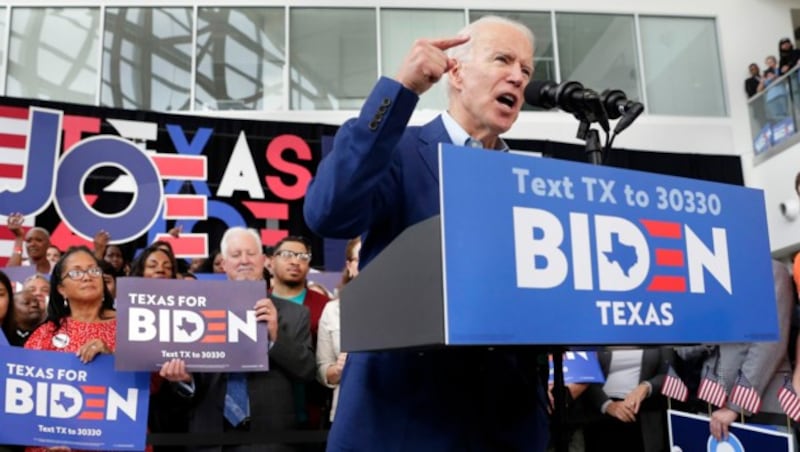 Biden am Montag, bei einer Wahlkampfveranstaltung in Texas: Ihm ist mittlerweile die Unterstützung der ehemaligen Bewerber Pete Buttigieg und Amy Klobuchar sicher. (Bild: AP)