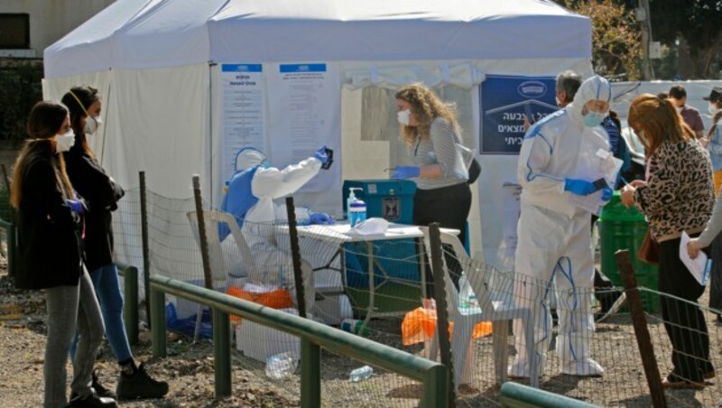 Menschen, die mit dem Corona-Virus unter Quarantäne gestellt wurden, trafen in einem speziell angefertigten Zelt in Haifa, Israel, ein, um zu wählen. (Bild: AFP or licensors)