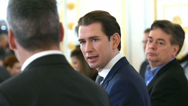 In der Diskussion um den Sideletter zwischen ÖVP und Grünen rückt Ex-Bundeskanzler Sebastian Kurz verstärkt in den Mittelpunkt. (Bild: APA/ROLAND SCHLAGER)