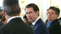 In der Diskussion um den Sideletter zwischen ÖVP und Grünen rückt Ex-Bundeskanzler Sebastian Kurz verstärkt in den Mittelpunkt. (Bild: APA/ROLAND SCHLAGER)