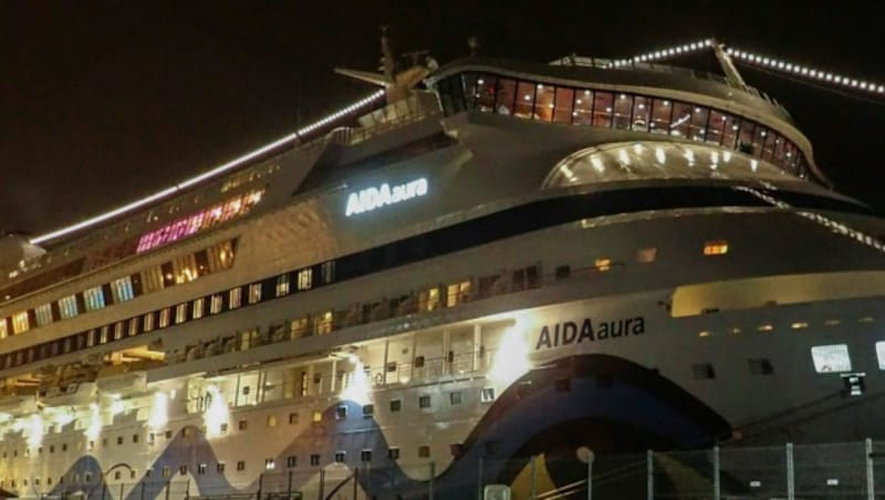 Die Aida Aura saß in Haugesund in Norwegen fest - an Bord auch elf Österreicher. (Bild: AP)