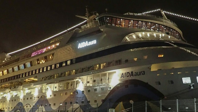 Die Aida Aura saß in Haugesund in Norwegen fest - an Bord auch elf Österreicher. (Bild: AP)