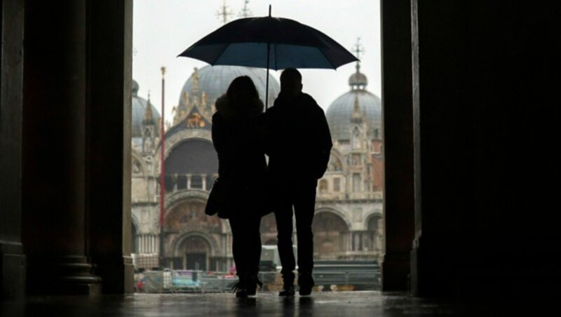 Für viele Italiener heißt es daheim bleiben - in immer mehr Ländern sind sie derzeit unerwünscht. (Bild: AP)