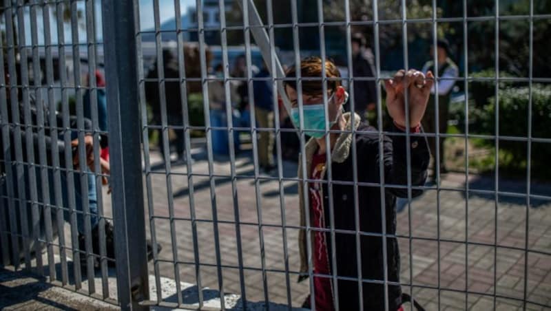 Flüchtlinge auf der Ägäisinsel Lesbos werden gar nicht mehr in das überfüllte Lager Moria gebracht, sondern direkt am Hafen Mytilini in einem mit Gittern abegrenzten Bereich festgehalten. (Bild: AFP)