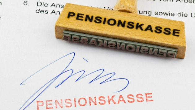 Zu hohe Bezüge für pensionierte Beamte wurden jahrelang in Schwechat ausbezahlt. (Symbolbild) (Bild: stock.adobe.com©Gina Sanders)