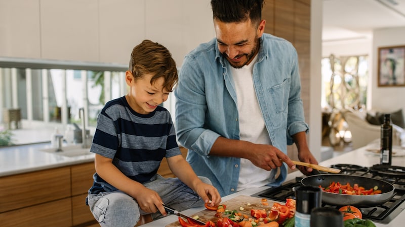 In Schweden beteiligen sich mehr Männer bei Kochen und Hausarbeit als in Österreich (Symbolbild). (Bild: ©Jacob Lund - stock.adobe.com)