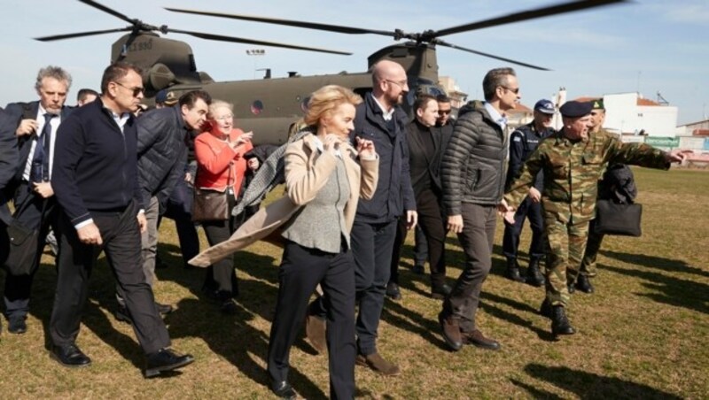 Die EU-Spitze besuchte Dienstagnachmittag die griechisch-türkische Grenze, allen voran die deutsche EU-Kommissionspräsidentin Ursula von der Leyen. (Bild: AP)