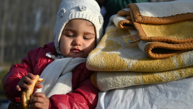 Ein Kind wartet mit seinen Eltern auf der türkisch-griechischen Grenze auf die Einreise in die EU. (Bild: AFP)