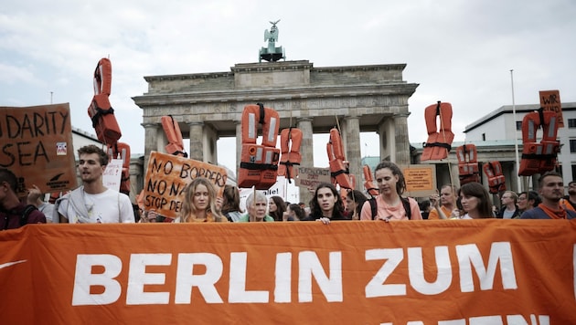 Archivbild: Wie schon 2018 demonstrierten am Dienstagabend Tausende Berliner für eine Öffnung der Grenzen. (Bild: AFP)