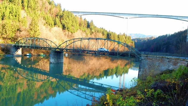 Die mittlerweile gesperrte Brücke könnte gerettet werden. (Bild: hronek)