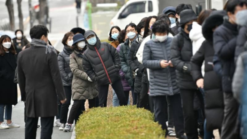 Südkorea: Menschen stehen Schlange, um Gesichtsmasken zu kaufen. (Bild: AFP)