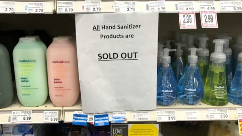 Handdesinfektionsmittel sind in diesem US-Supermarkt bereits ausverkauft. (Bild: AP)