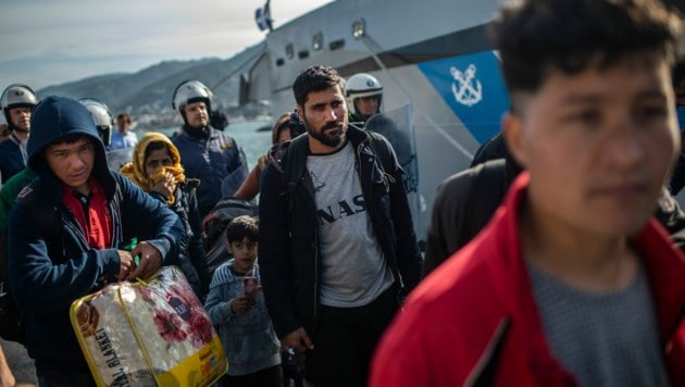 Migranten im Hafen von Lesbos (Bild: AFP)