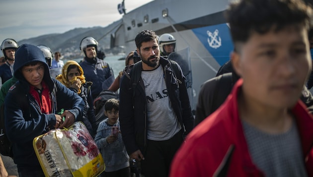 Migranten im Hafen von Lesbos (Bild: AFP)