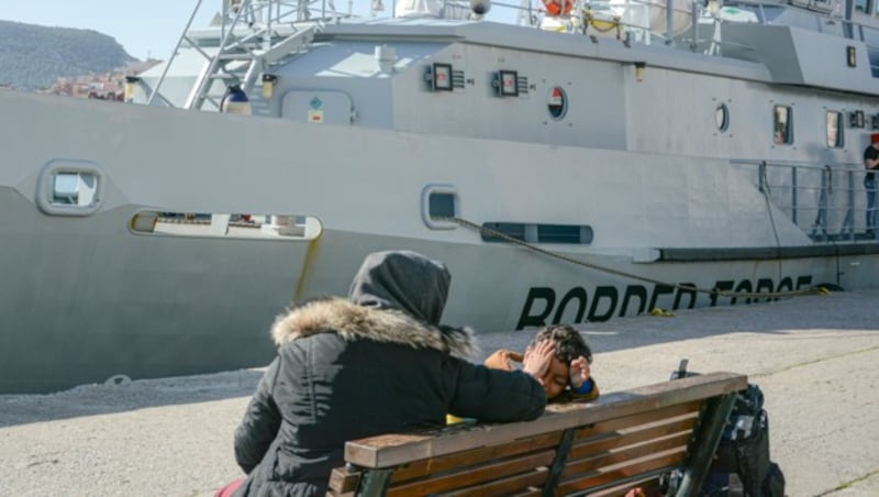 Ein Schiff der griechischen Grenzpolizei im Hafen von Lesbos (Bild: AP)